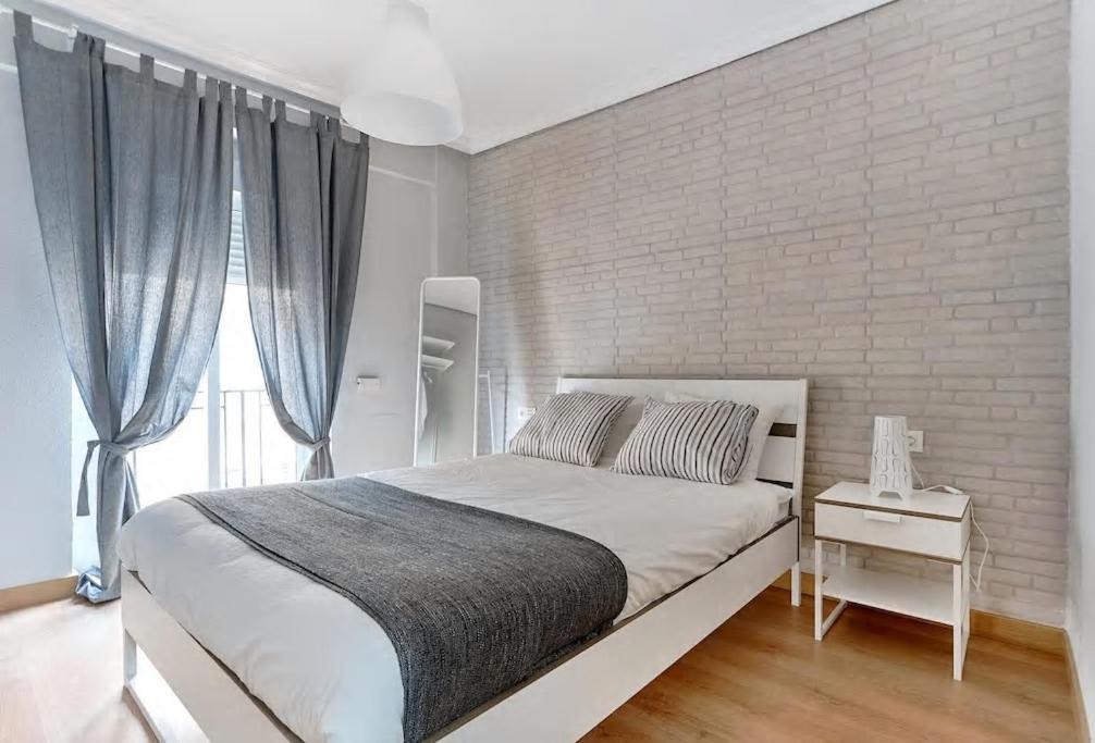Morales - 2 Habitaciones, Espacioso Y Tranquilo Junto A Hospital 木尔西亚 外观 照片